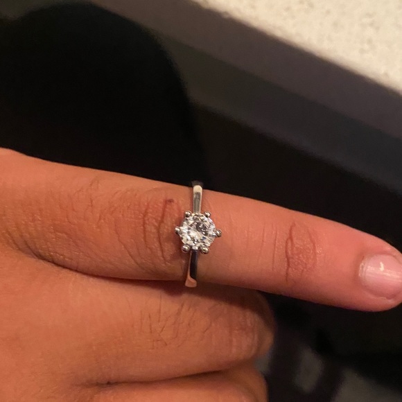 Round Cut Engagement Ring Beautiful Sterling Silver Stamped 925 Austrian Crystal - Picture 1 of 13